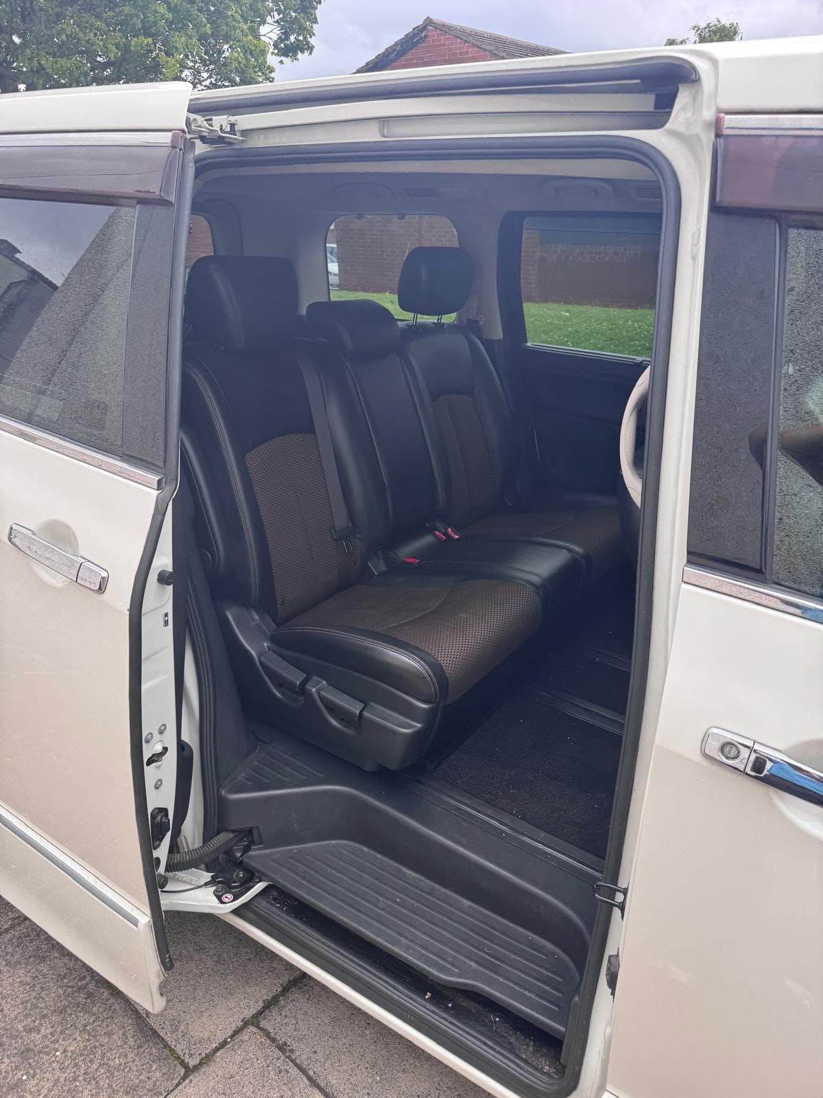 Nissan Elgrand (2011) thumbnail 9